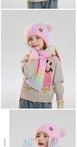 Detalle del tejido de punto arcoíris con pompón suave y parche de cuero en el gorro infantil