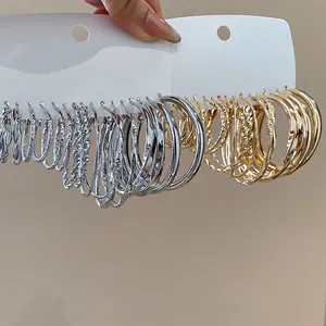 Geometrisches Creolen-Set in Gold und Silber mit minimalistischen gedrehten Metalldesign