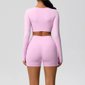 Achteraanzicht van een roze set met hoge taille yoga short en korte top met mouwen