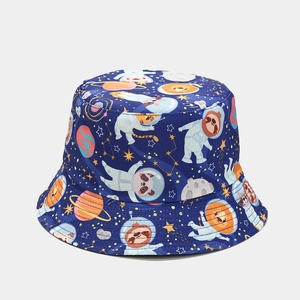 Détail d'animaux astronautes et motifs de galaxie sur un chapeau bob bleu marine