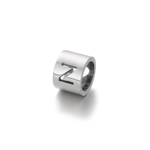 Pendentif cylindrique en acier inoxydable argenté avec un design ajouré de la lettre Z