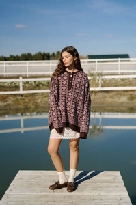 Détail d'un pull en tricot vintage avec jacquard géométrique et coupe décontractée