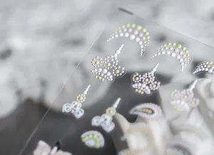Macro di adesivi per unghie 5D con motivi a punti di luna e farfalla in rilievo