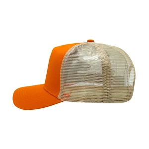 Seitenansicht einer orangefarbenen und beigen Mesh-Trucker-Kappe für den Sonnenschutz