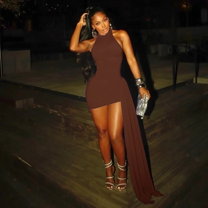 Détail d'une mini robe marron foncé avec licou et drapé latéral élégant en tissu