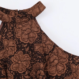 Robe longue vintage à fleurs avec licou et volants étagés en tissu jacquard marron foncé