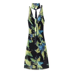 Détail de robe imprimée à col en V noir avec écharpe en mousseline jaune et bleue