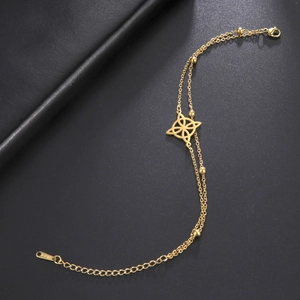 Detailansicht der 18K vergoldeten Edelstahl-Fußkette mit Hexenknoten und kleinen Metallperlen