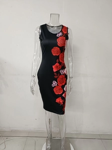 Détail de l'imprimé floral rose rouge sur la robe midi moulante sans manches noire