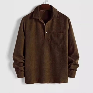 Vista frontal de la camisa de pana de manga larga para hombre en color marrón oscuro