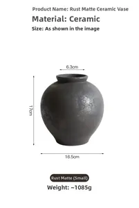 Detalle de un pequeño jarrón de cerámica negra con textura mate rústica y dimensiones