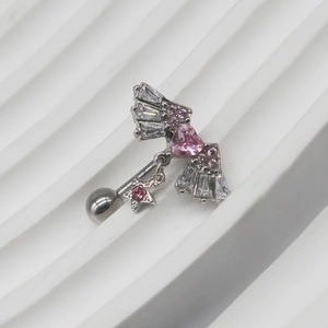 Piercing nombril cœur rose avec motif ailes argentées et pendentif étoile