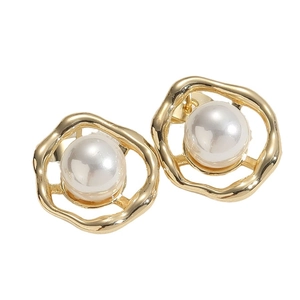 Elegant gold wavy frame stud earrings with white pearl center for a minimalist style