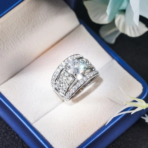 Macro-opname van luxe meerlaagse diamanten ring in een fluwelen doos met bloemen
