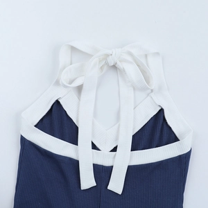 Détail de la combinaison de yoga en tricot côtelé bleu avec liens blancs contrastés