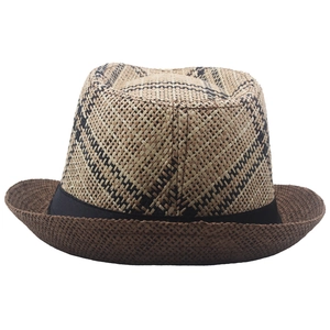 Dettaglio di un cappello di paglia a scacchi con nastro nero e tesa a contrasto