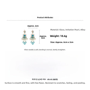 Dettaglio di orecchini pendenti boho che mostra dimensioni 6cm x 2cm con vetro blu e perle