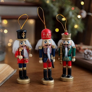 Drei handbemalte 13cm Nussknacker-Soldaten aus Holz mit Goldseilen vor festlichem Hintergrund