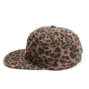 Dettaglio cappello baseball leopardato a tesa piatta con profilo laterale e trama tessuto