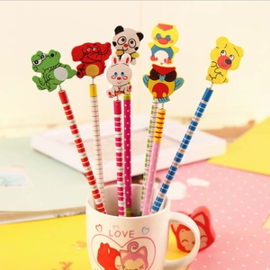 Détail de crayons HB avec embouts animaux mignons tels que grenouille panda et hibou
