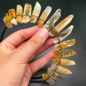 Détail de la couronne wicca avec cristaux jaunes et breloque lune sur serre-tête noir