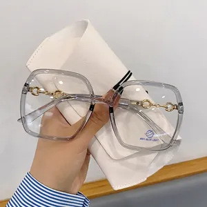 Occhiali quadrati oversize grigio trasparente con lenti anti-luce blu e dettaglio catena