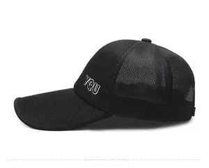 Détail de la casquette de baseball en mesh noir avec broderie blanche YOU latérale