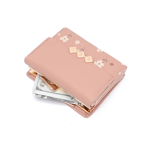Detail der rosa PU-Leder-Geldbörse mit Blumendruck und goldenem Druckknopf-Verschluss