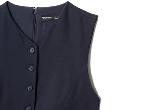 Detail der dunkelblauen Twill-Weste mit V-Ausschnitt, Knöpfen und Reißverschluss