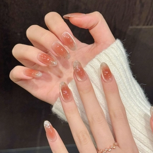 Faux ongles faits main amande dégradé rose avec paillettes argentées et effet glacé