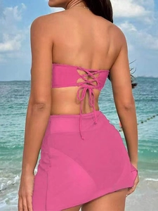 Ensemble bikini trois pièces rose sans bretelles avec laçage au dos et jupe de plage assortie