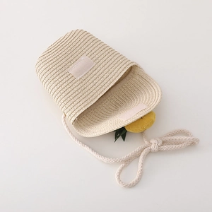 Détail du sac à bandoulière paille ananas avec fermeture velcro et bandoulière en coton