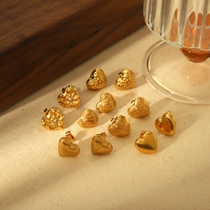 Minimalistisches Set aus goldenen Herz-Ohrsteckern mit gehämmerten und gebürsteten Texturen