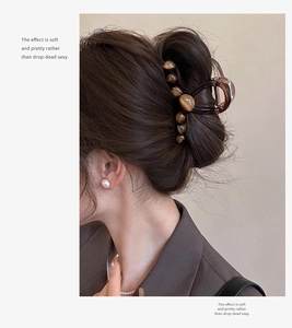 Dettaglio di un fermaglio per capelli con perle ambrate per un'elegante acconciatura