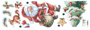 Détail de stickers de Noël avec Père Noël, écureuil et houx pour vitres de salon