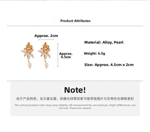 Vue détaillée des boucles d'oreilles fleur perle avec dimensions 4.5cm et poids 6.5g