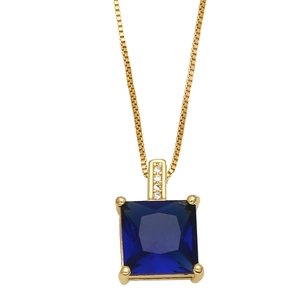 Détail du pendentif en zircon bleu carré avec chaîne vénitienne dorée et micro-sertissage