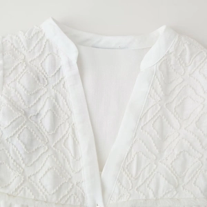 Chemisier blanc à col en V pour femme avec broderies géométriques en forme de losange