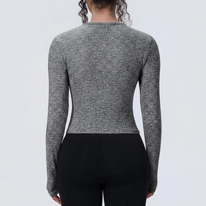 Vue arrière détaillée d'un crop top de yoga gris à manches longues en tissu de sport élastique
