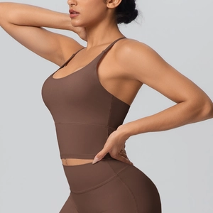 Détail du tissu mat hautement élastique et du dos croisé sur le soutien-gorge de sport