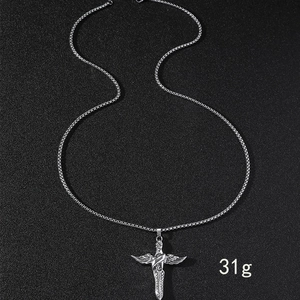 Collier pour homme en acier inoxydable argenté avec pendentif croix ailée, poids de 31g