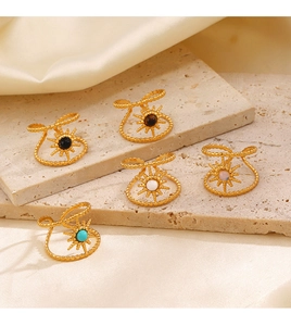 Detailed set of five vintage starburst adjustable gold rings with colored natural stones