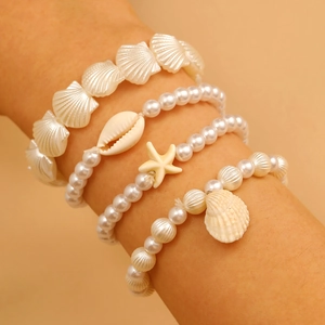 Set di bracciali bohémien stile oceano con perle, conchiglie e stelle marine al polso
