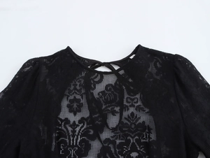 Vue détaillée de la robe en dentelle noire avec dos nu et fermeture à lacets