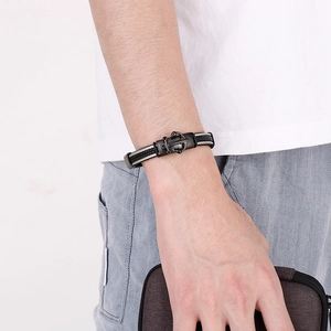 Dettaglio del bracciale multistrato in corda intrecciata nera con chiusura ancora argento