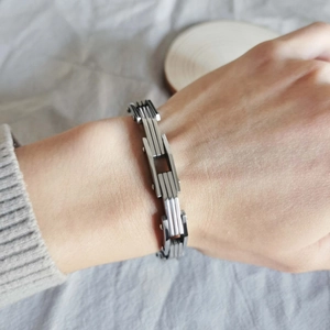 Dettaglio ravvicinato di un bracciale a catena in metallo a strati in stile industriale