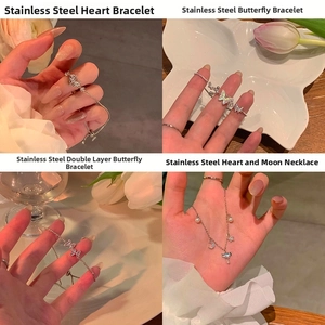 Collage di bracciali a farfalla in acciaio inossidabile e collana con ciondolo a cuore