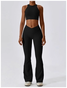 Détail du pantalon de yoga à taille haute avec taille croisée en V et tissu noir côtelé