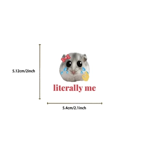Dettaglio dell'adesivo hamster meme con testo literally me e misure dimensionali