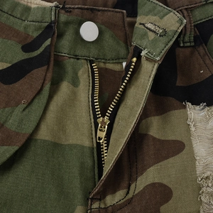 Vue détaillée de la fermeture à glissière en métal et du bouton sur short camo en coton